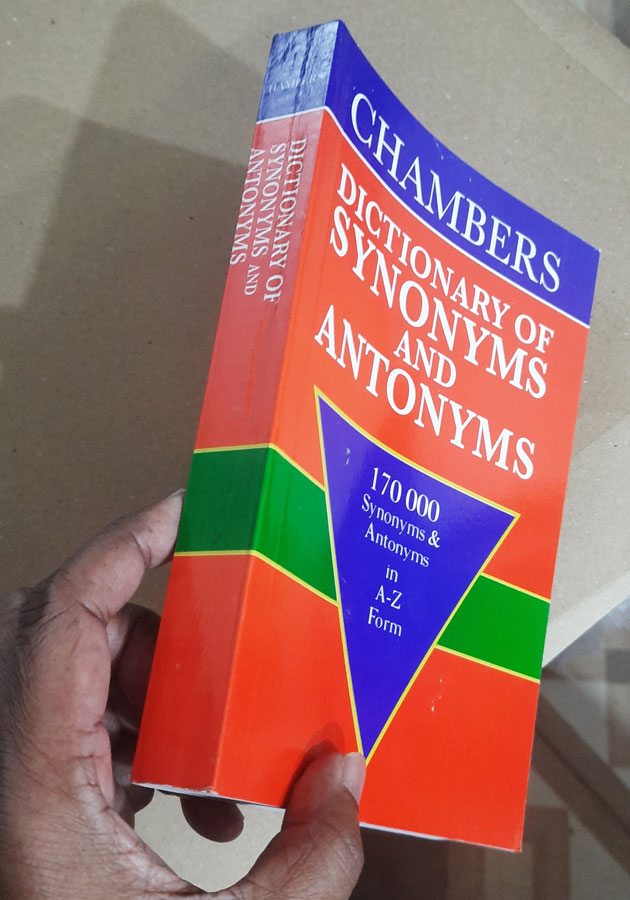 Chambers Dictionary of Synonyms and Antonyms - Paperback